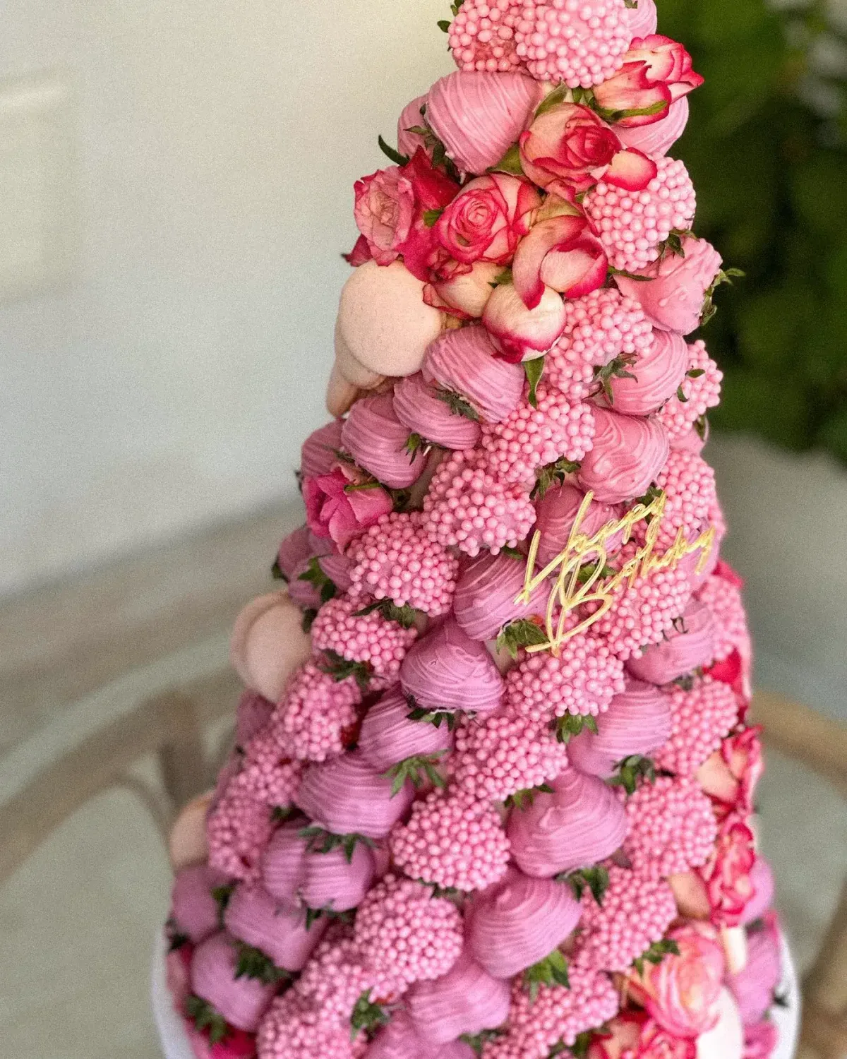 Turn de căpșuni în ciocolată roz cu trandafiri naturali și macarons