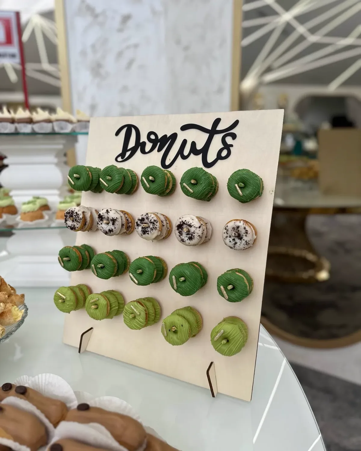 Panou cu gogoși glazurate în fistic și cu cremă de vanilie și biscuiți